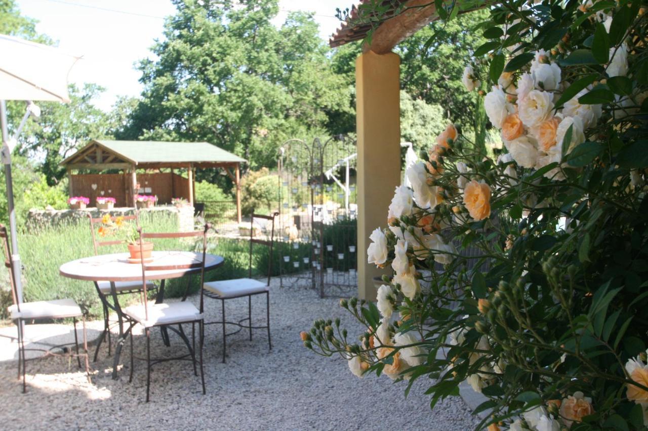 Le Mas Des Pierres Blanches Bed and Breakfast Venasque Exterior foto