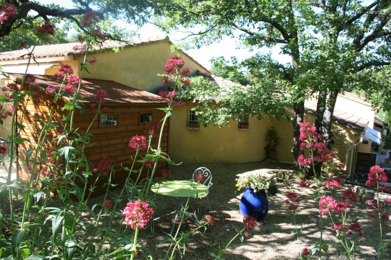 Le Mas Des Pierres Blanches Bed and Breakfast Venasque Exterior foto
